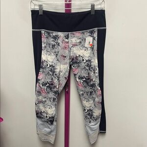 27. Lululemon Capris Sz 8